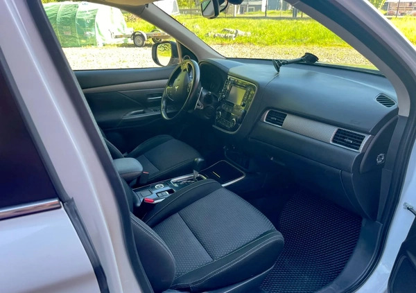 Mitsubishi Outlander cena 69900 przebieg: 183151, rok produkcji 2016 z Biała małe 137